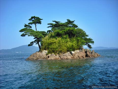 赤い鳥居の小島（1/3）(2010年8月7日)