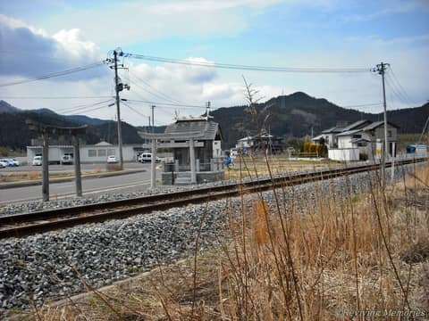 大船渡線と御宮（1/1）(2010年4月7日)