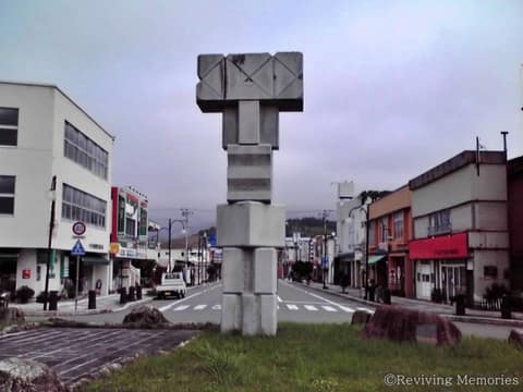 高田駅前商店街とモニュメント（1/3）(震災前カテゴリ掲載・撮影年未確認)