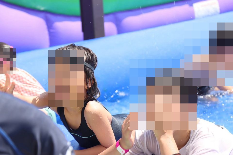 大型遊具のプールで水遊びをする子どもたち